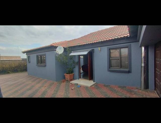 3 BEDROOM HOUSE FOR SALE IN CLOVERDENE